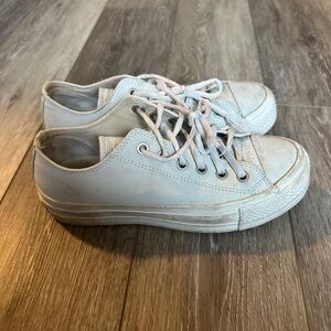 Used and well worn women’s converse chuck taylor sneakers, size 7